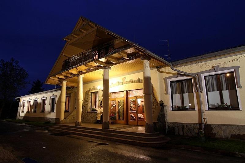 Restauracja Noclegi Ruczaj Nowy Targ Eksteriør billede